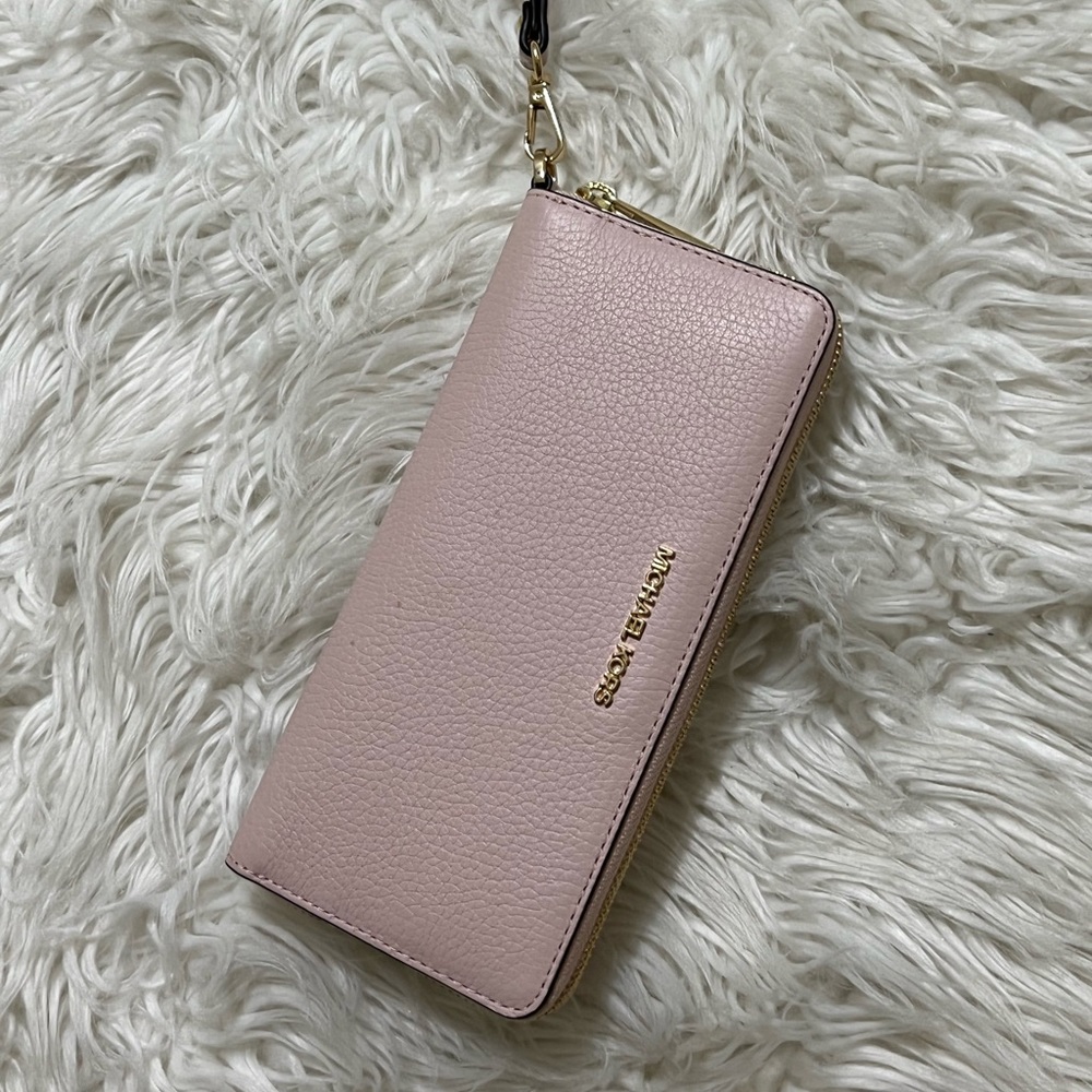 Selling this beautiful MK pink wallet like new used twice.
